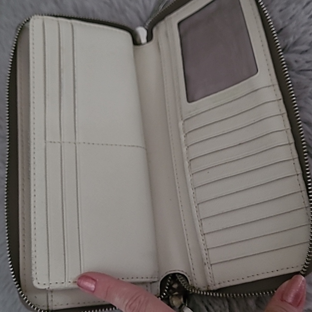 Michael Kors Leather Wallet ❤️ - Picture 9 of 10